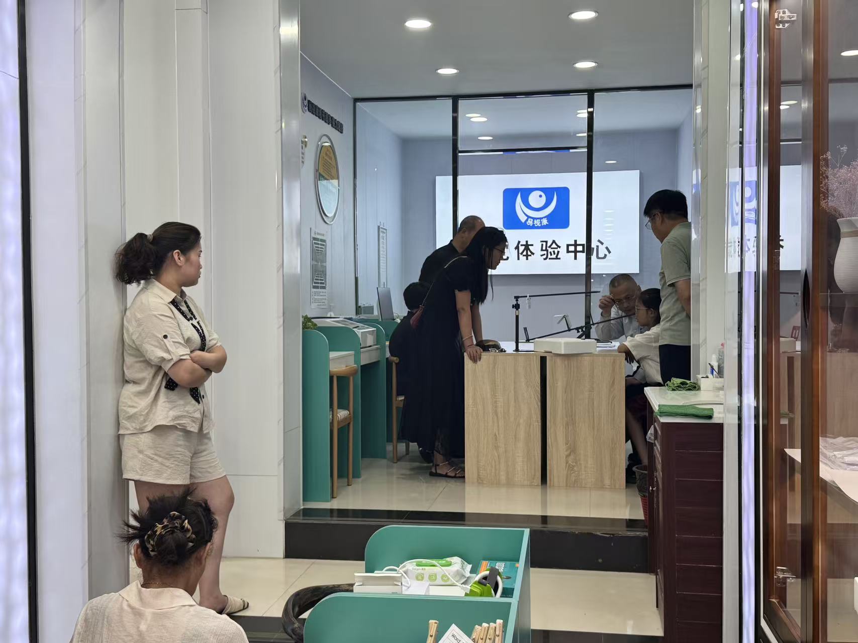 易视康 vs 5 家同行：分维度横评