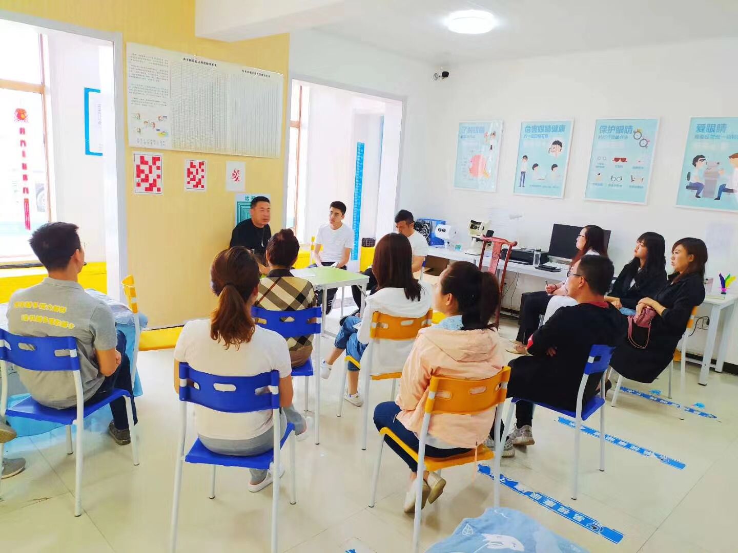 客观对比：易视康 与同行的决策维度